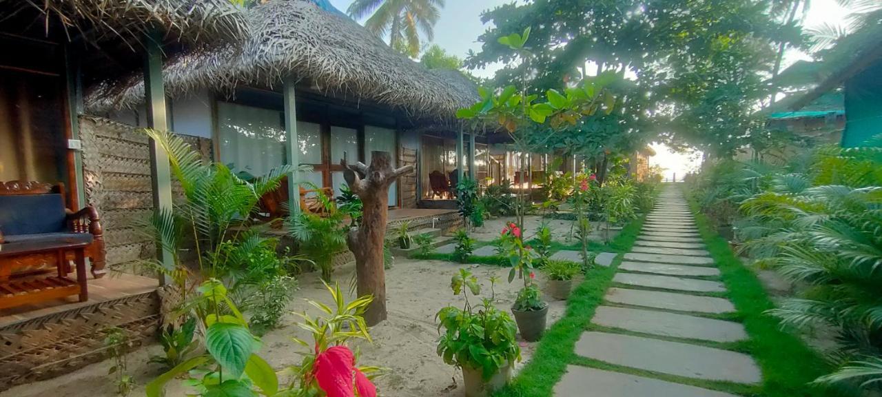 The Coast Beach Resort Agonda Kültér fotó